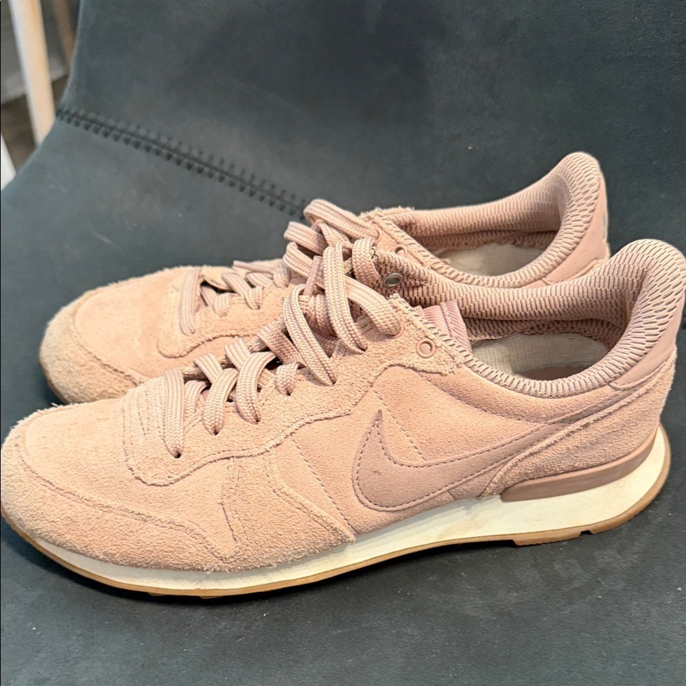 Nike Women’s Suede Sneakers in Dusty Pink size 7 GUC - Picture 2 of 4